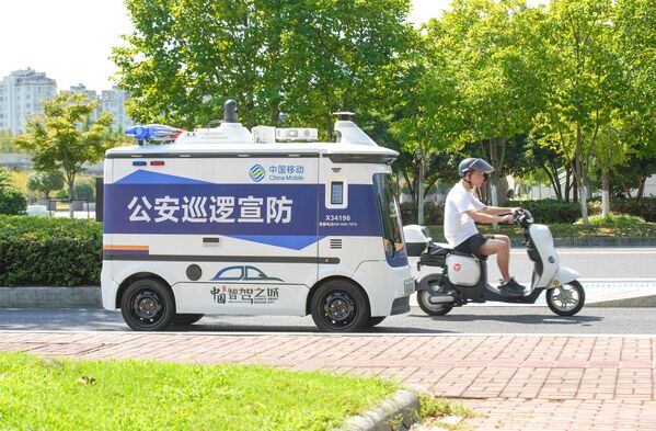 Самовозеће патролно возило јавне безбедности патролира у Кини Самовозеће патролно возило јавне безбедности патролира у Кини - Sputnik Србија