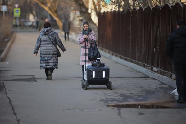 Беспилотни робот достављач фирме Јандекс на улицама Москве. Беспилотни робот достављач фирме Јандекс на улицама Москве. - Sputnik Србија
