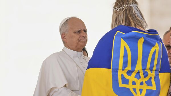 Žena ogrnuta ukrajinskom zastavom sa papom Lavom XIV - Sputnik Srbija