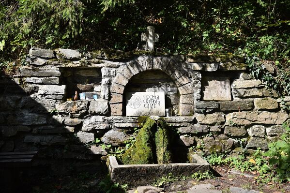 Pred kapijom isposnice nalazi se Savin izvor na kome se putnik namernik može ovežiti i okrepiti pre nego se uputi ka Gornjoj isposnici. Staza koja vodi ka kući tišine, za one koji su navikli na ravničarske predele postaje sve zahtevija, ali sama pomisao da koračate stopama našeg svetitelja daje neku čudnu snagu - Sputnik Srbija