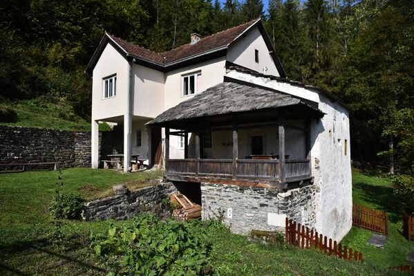 Poput mnogih srpskih svetinja koje su delile sudbinu naroda, tako su i studenički monasi bili prinuđeni da se sklanjaju od turskog zuluma. Prema predanju, u Isposnici je čuvano mnogo starih dragocenih rukopisa, ali ih je početkom 19. veka, bežeći od Turaka kaluđer Nićifor (negde se navodi Sofronije) spalio, bojeći se da ne padnu nevernicima u ruke - Sputnik Srbija
