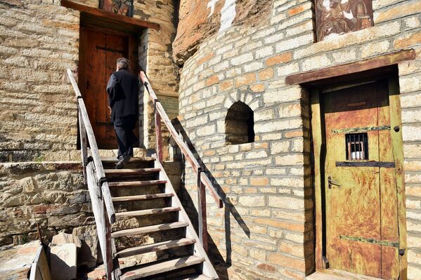 Za raliku od Donje isposnice, u savinoj „kući tišine“ ne živi niko od studeničkih monaha. Poslednji stalni žitelj isposnice bio je jeromonah Gavrilo koji je u osami i tišini isposnice proveo pune četrdeset tri godine do svoje tragične smrti u požaru, koji je decembra 1981. godine zahvatio isposnicu. - Sputnik Srbija