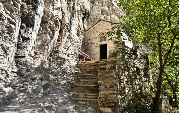 Na Crkvu Svetog Georgija pobedonoca 1988. godine pao je odvaljeni komad stene. Prilikom obnove pronađeno je još fragmenata živopisa zografa Georgija. Unutar same crkve uz južni deo zida nalazi se zidana grobnica koja je prazna. Nemoguće je utvrditi kome je grobnica pripadala. - Sputnik Srbija