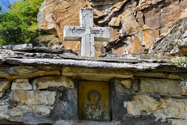 Poseta Isposnici nikoga ne ostavlja ravnodušnim. U njoj se i danas tihuje, jer ona je više od sakralnog objekta. To je svetilište u kamenu koje je Sveti Sava izabrao da bi nas vekovima kasnije podsetio da uzvišeno ne stanuje u visokom, nego u tihom, i da vera ne zavisi od veličine zdanja u kome se pripoveda, već od dubine iz koje dolazi - Sputnik Srbija