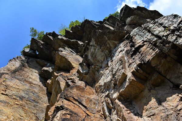 Penjući se, moglo bi se reći, kozjim stazama, ubrzo se stiže na sam vrh gde se nad stazom, na nekim mestima ne širom od metra, sa desne strane preteći nadvijaju brda Rodočela, a sa leve strane je provalija na čijem dnu grmi i huči Studenica - Sputnik Srbija