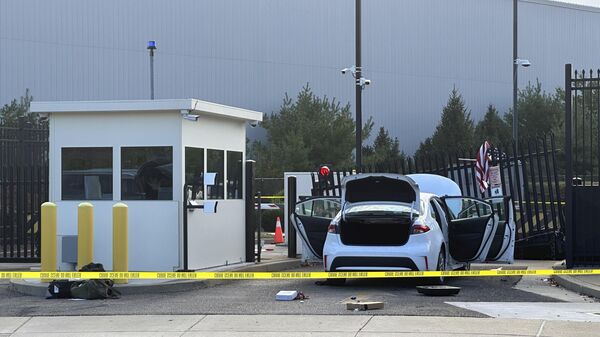 Возач аутом ударио у капију ФБИ зграде у Питсбургу - Sputnik Србија