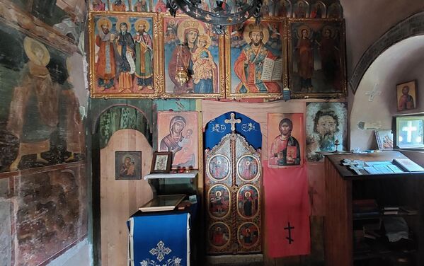 Unutar skromne građevine, nad podrumom bez svodova, smeštena je crkvica (Hram Pokrova Bogorodičinog) sa delom očuvanog živopisa. Crkvu čini naos i oltarski prostor sa dve niše koje ne izlaze iz ravni fasade. Moguće je da je prvobitno postojala i priprata. - Sputnik Srbija