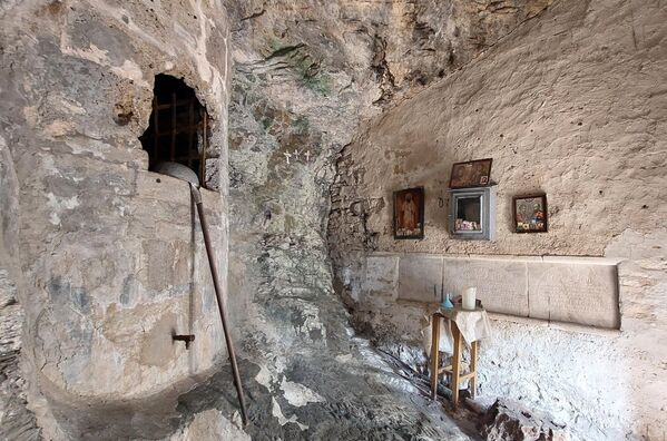 Veruje se da voda ima lekovitu moć. Prema pričama meštana, ranije su ljudi dolazili iz udaljenih sela da bi se umili vodom sa izvora. Dešava se da usled suše izvor presuši, a u narodu postoji verovanje da je razlog presušivanja to, što je na izvor dolazio neko grešan da se umije - Sputnik Srbija