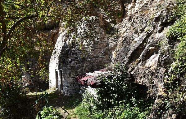 Ispod Isposnice, takođe uz stenu prilepljena, nalazi se Savina pećina. U njoj je Savino bure(kaca) -izvor čiste i sveže vode zaštićen zidom sa prozorčićem, kroz koji hodočasnici dugom kutlačom zahvataju vodu - Sputnik Srbija