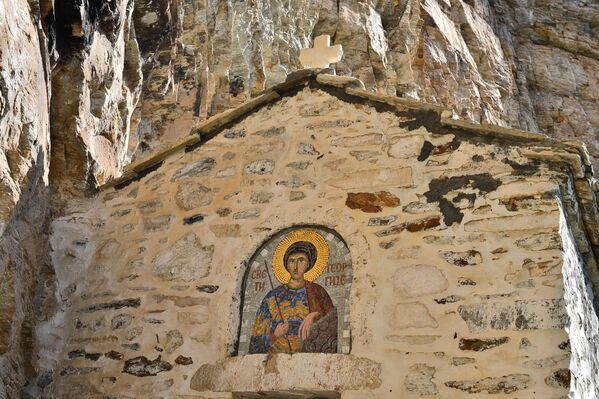 U okviru isposničkog kopleksa je i mala crkvica Svetoga Đorđa, skromnih dimenzija, zidana lomljenim kamenom sa delimično očuvanim živopisom koga je naslikao zograf Georgije Mitrofanović, hilandarski monah.  - Sputnik Srbija