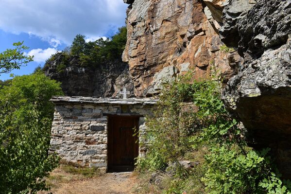 Strahote ambisa nestaju kada se dođe na malu zaravan sa ozidanom kapijom i drvenim vratima u njoj. Sa zaravni, sa koje puca pogledna sela koja se nalaze stotinama metara niže, kao i na livade, šume i planinske vrhove  dokle god oko dopire, postaje razumljivo zašto je Sveti Sava izabrao ovo čarobno mesto da u njemu tihuje i samuje    - Sputnik Srbija