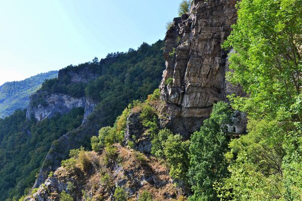 Svetitelj je nakon očeve smrti i prenosa njegovih moštiju iz Hilandara u Studenicu, nepristupačni planinski usek izabrao za svoje privremeno povlačenje u samoću, izgradivši u njegovim vrletima kuću tišine poput isposnice u Kareji na Svetoj gori - Sputnik Srbija
