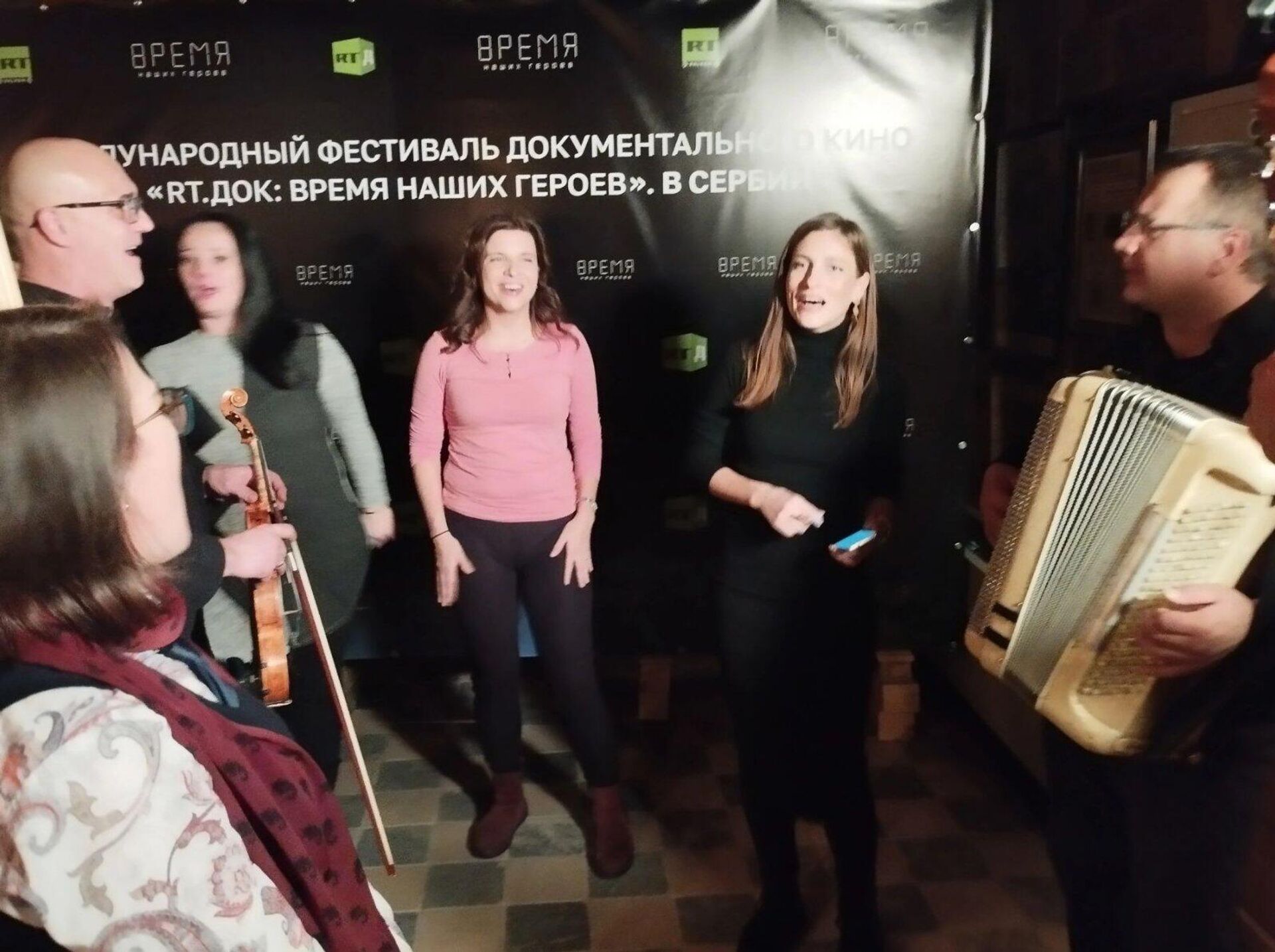 Zlatan je pčelar, a pre svega muzičar - nastup na Međunarodnom festivalu vojnih dokumentarnih filmova RT.Doc Vreme naših heroja Zlatan je pčelar, a pre svega muzičar - nastup na Međunarodnom festivalu vojnih dokumentarnih filmova RT.Doc Vreme naših heroja - Sputnik Srbija, 1920, 19.09.2025