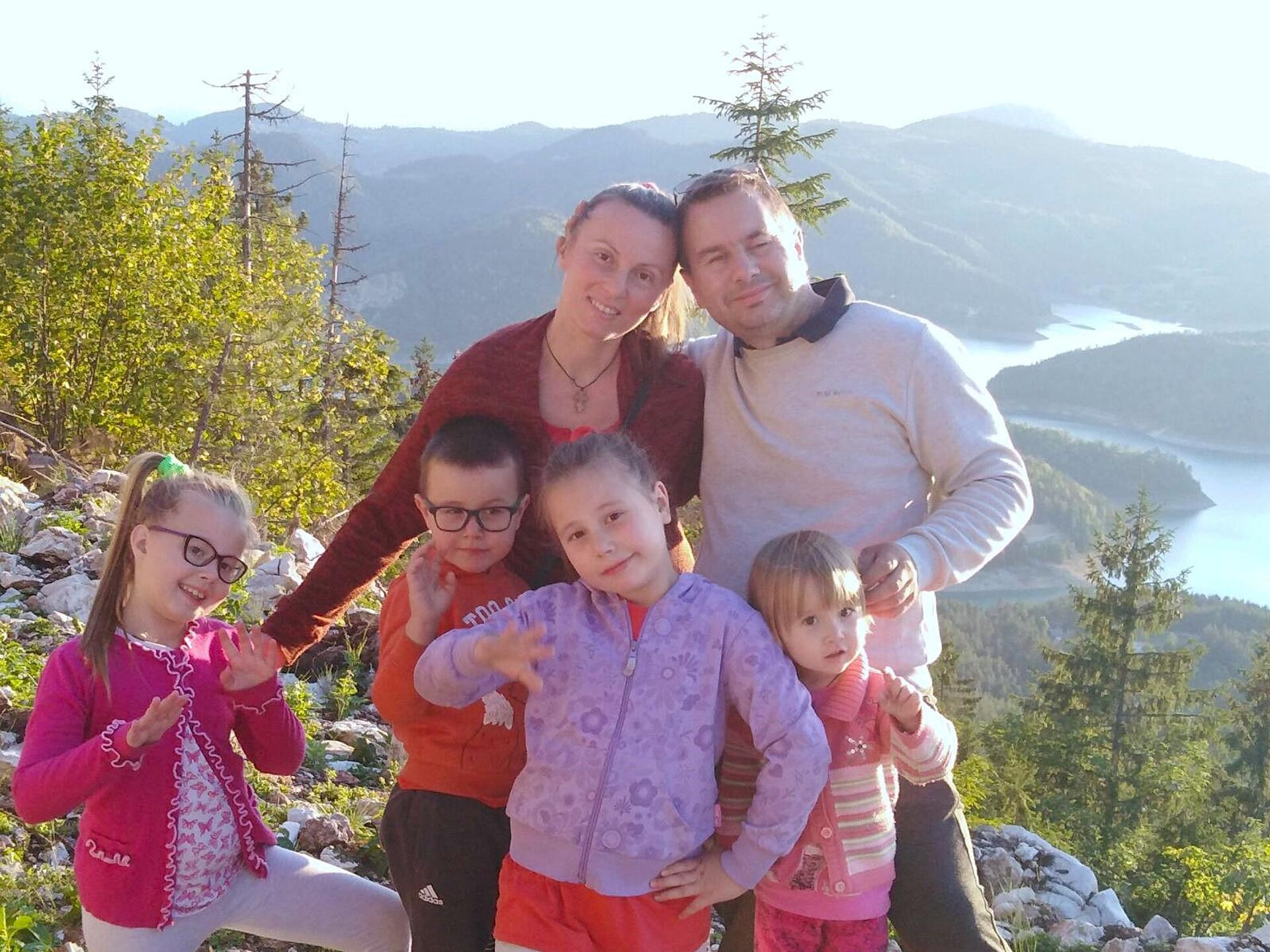 Vasići pre nekoliko godina, danas mogu da oforme orkestar, devojčice sviraju klavir, a jedinac harmoniku, kao otac i deda Vasići pre nekoliko godina, danas mogu da oforme orkestar, devojčice sviraju klavir, a jedinac harmoniku, kao otac i deda - Sputnik Srbija, 1920, 19.09.2025