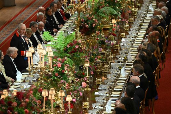 Свечани банкет уследио је након приватног ручка и посете изложби докумената и уметничких дела која илуструју историју британско-америчких односа.  - Sputnik Србија