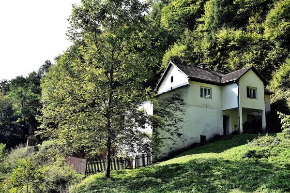 Nakon jednočasovnog hoda, šuma kao da se razgrće, otvarajući vidik ka maloj dolini iznad koje se na kosini ugnezdila Donja isposnica. U ovoj jednostavnoj kući, ljubazno će vas dočekati otac Avgustin, jedan od monaha iz bratstva Studenice - Sputnik Srbija