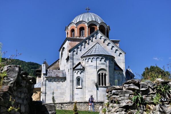 U blizini jednog od najznačajnijih srpskih svetilišta, Carske lavre u kojoj počivaju mošti vladara sa kojim je počela slava našeg naroda nalazi se još jedna zadužbina Nemanjića- Donja i Gornja isposnica. Dve &quot;kuće tišine&quot;, smeštene visoko u brdima zvanim Nemanjina kula, na obroncima planine Čemerno, narod naziva jednim imenom - Peštera - Sputnik Srbija