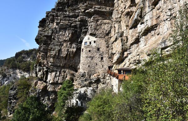 Čim se prođe kroz kapiju, otvara se pogled na nezemaljsku lepotu Gornje isposnice, koja, poput ptičjeg gnezda priljubljenog uz strmu liticu,  duže od osam vekova svedoči o podvižničkom životu našeg najvećeg svetitelja. Po narodnom predanju podigao ju je Sveti Sava da bi u njoj, daleko od sveta i bliže Bogu, tihovao i pisao Studenički tipik i Žitije Svetog Simeona Nemanje. - Sputnik Srbija