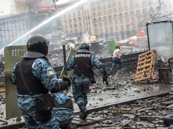 Arhivska fotografija od 19.02.2014: Pripadnici policije tokom sukoba sa demonstrantima u centru Kijeva - Sputnik Srbija