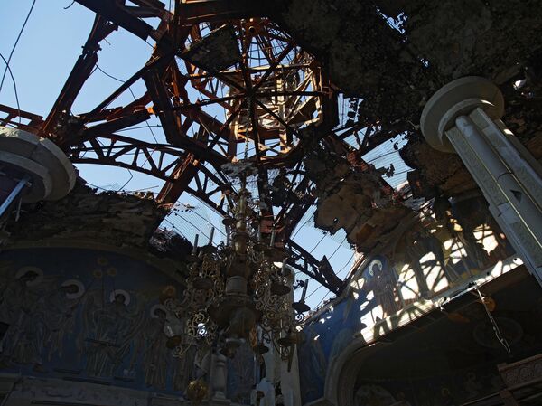 Arhivska fotografija od 10.8.2015. Porušena kupola i krov hrama Iverske ikone Bogorodice ženskog Donjeckog manastira - Sputnik Srbija