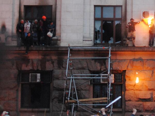 Arhivska fotografija od 2.5.2014. Ljudi na prozorima tokom požara u Domu sindikata u Odesi  - Sputnik Srbija