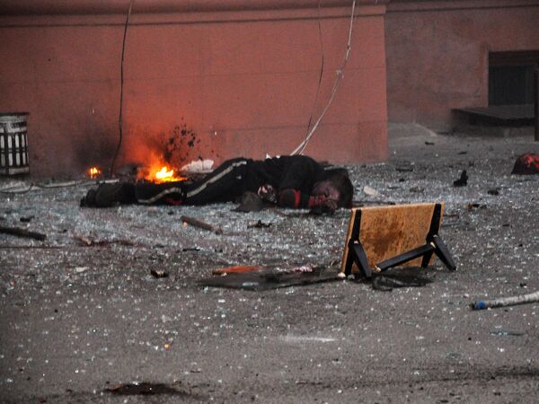 Arhivska fotografija od 2.5.2014. Telo poginulog u požaru u Domu sindikata u Odesi  - Sputnik Srbija