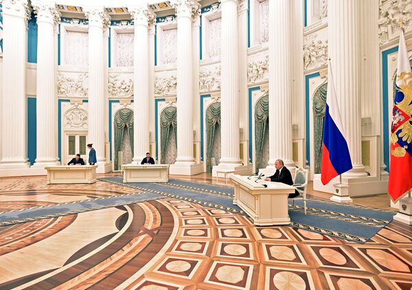 Arhivska fotografija od 21.2.2022. Predsednik Rusije Vladimir Putin tokom potpisivanja ukaza o priznavanju LNR i DNR kao dela Ruske Federacije - Sputnik Srbija