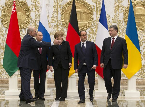 Arhivska fotografija od 11.2.2015. Beloruski predsednik Aleksandar Lukašenko, predsednik Rusije Vladimir Putin, nemačka kancelarka Angela Merkel, francuski predsednik Fransoa Oland i ukrajinski predsednik Petro Porošenko pre mirovnih pregovora u Minsku. - Sputnik Srbija