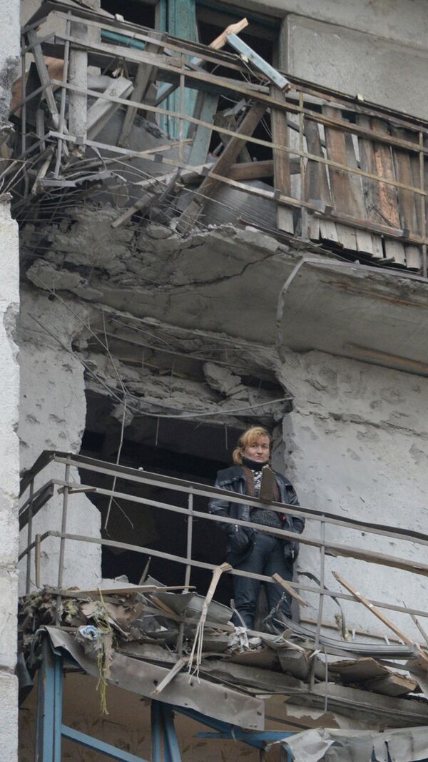 Arhivska fotografija od 15.11.2014. Žena na balkonu zgrade koju su granatirale ukrajinske snage. - Sputnik Srbija