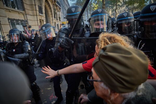 Генерална секретарка националног синдикалног центра, Генералне конфедерације синдиката (ЦГТ), Софи Бине, упозорила је француског премијера да мора брзо да одговори на захтеве синдиката, како не би дошло до поновних протеста. - Sputnik Србија