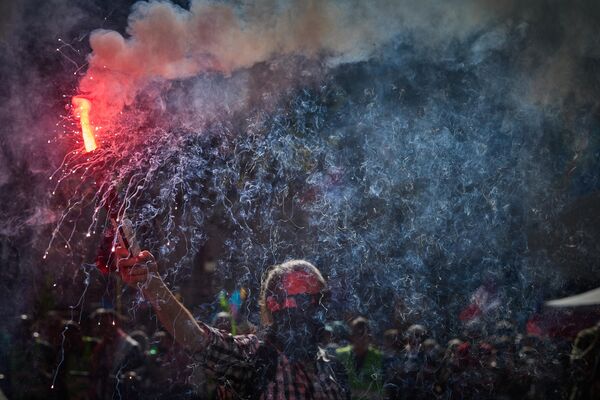 Дан друштвене мобилизације је најављен крајем августа као одговор на мере буџетске штедње које је предложио тадашњи министар финансија Франсоа Бајру. Мере су изазвале противљење синдиката због смањења социјалних права. - Sputnik Србија
