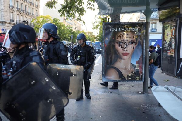 Протесте је организовало  осам главних синдиката који се противе предложеном смањењу буџета за 40 милијарди евра у нацрту буџета за 2026. годину, које називају „бруталним“ и штетним за раднике, пензионере, незапослене и раднике у несигурним условима. - Sputnik Србија