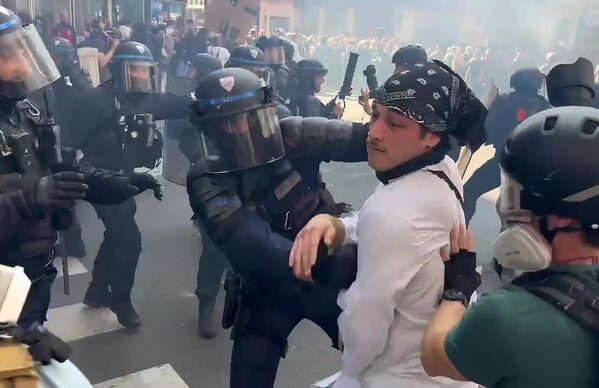 На демонстрацијама у Паризу, према подацима француског Министарства, учествовало је 55.000 људи. Дошло је до сукоба са полицијом, коју су демонстранти гађали камењем и флашама, а полиција је одговорила испаљивањем сузавца. - Sputnik Србија