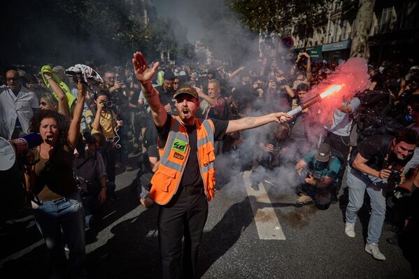 Министар унутрашњих послова Француске Бруно Ретајо рекао је да је током протеста широм те земље ухапшено 309 особа, да су 134 приведене, а да је повређено 26 полицајаца. - Sputnik Србија
