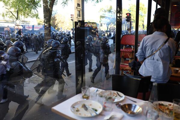 Премијер Француске Себастијан Лекорни изјавио је да ће, упркос насиљу над снагама реда, наставити дијалог са синдикатима како би се размотрили њихови захтеви. - Sputnik Србија
