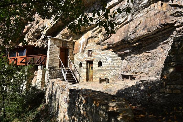 Gornja isposnica predstavlja pećinski kompleks, proširen dubljenjem stene, a zatim ozidan kamenom. Do ulaza u pećinu u kojoj se prema predanju može videti udubljenje u steni gde je Sveti Sava spavao, vodi drveni  natkriveni most. U davna vremena, most je imao ulogu da rušenjem spreči ulazak neprijatelja u isposnicu - Sputnik Srbija