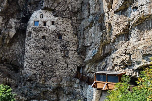 Zbog nepristupačnog predela u kome je napravljena, nebu pod oblacima, Gornju Savinu isposnicu nazivaju drugim Ostrogom a mnogi je upoređuju sa grčim Meteorima. Ali je ovo gnezdo pravoslavlja, i od Meteora i od Ostroga, nekoliko vekova starije - Sputnik Srbija