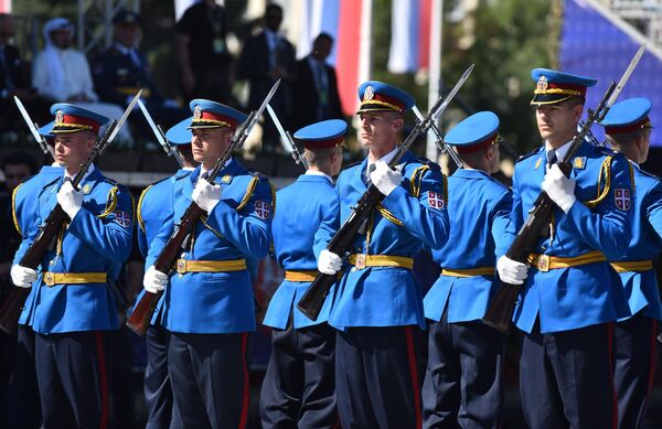 Гардисти Војске Србије (њих 25) извели су егзерцир уз две композиције из сплета српских родољубивих песама: Ој, Србијо, мила мати и Тамо далеко Гардисти Војске Србије (њих 25) извели су егзерцир уз две композиције из сплета српских родољубивих песама: Ој, Србијо, мила мати и Тамо далеко - Sputnik Србија