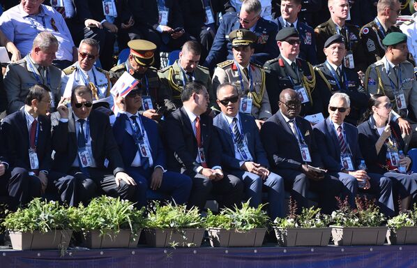 Паради су присуствовали руски и кинески амбасадори Александар Боцан-Харченко и Ли Минг, као и велики број амбасора акрдитованих у Србији, чланова дипломатског кора и војних изасланика Паради су присуствовали руски и кинески амбасадори Александар Боцан-Харченко и Ли Минг, као и велики број амбасора акрдитованих у Србији, чланова дипломатског кора и војних изасланика - Sputnik Србија