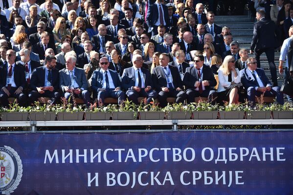 Паради су присуствовали и председници скупштина и влада Србије и Српске, српски члан Председништва Босне и Херцеговине, министри у владама Србије и Српске, чланови Скупштине Црне Горе, заменик премијера Републике Северне Македоније, чланови колегијума министра одбране и начелника Генералштаба као представници дипломатског и војно-дипломатског кора. Паради су присуствовали и председници скупштина и влада Србије и Српске, српски члан Председништва Босне и Херцеговине, министри у владама Србије и Српске, чланови Скупштине Црне Горе, заменик премијера Републике Северне Македоније, чланови колегијума министра одбране и начелника Генералштаба као представници дипломатског и војно-дипломатског кора. - Sputnik Србија