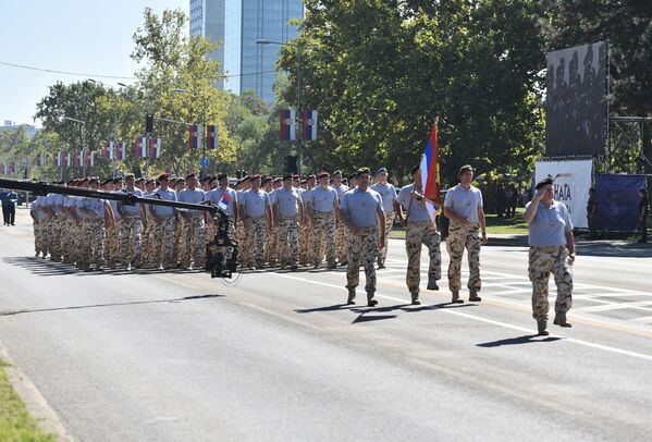 Дефиле подешелона војних ветерана испраћен је бурним аплаузом Дефиле подешелона војних ветерана испраћен је бурним аплаузом - Sputnik Србија