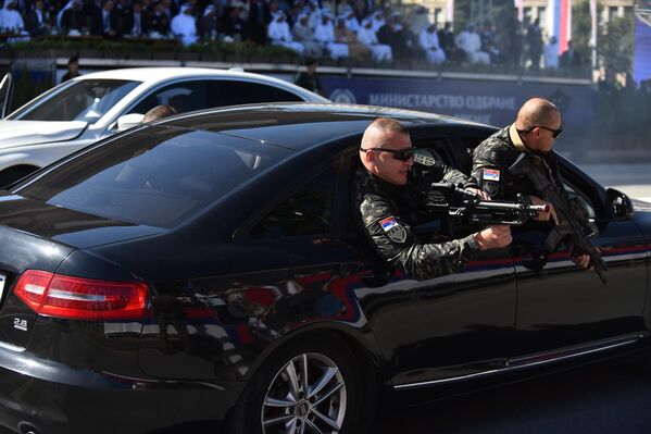 Одред војне полиције Кобре демонстрирао је део поступка приликом заштите штићене личности Одред војне полиције Кобре демонстрирао је део поступка приликом заштите штићене личности - Sputnik Србија