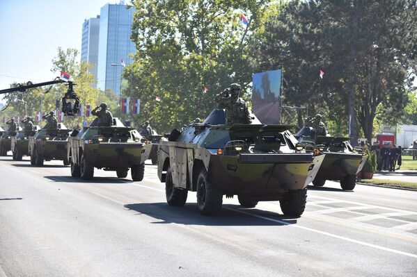 Након пешадијских подешелона продефиловао је подешелон противоклопних јединица, састављен од БОВ КИВ, противоклопих лансирних оруђа М-83 и вишенаменских теренских возила високе проходности хамер, са противоклопним ракетним комплетом корнет. Након пешадијских подешелона продефиловао је подешелон противоклопних јединица, састављен од БОВ КИВ, противоклопих лансирних оруђа М-83 и вишенаменских теренских возила високе проходности хамер, са противоклопним ракетним комплетом корнет. - Sputnik Србија