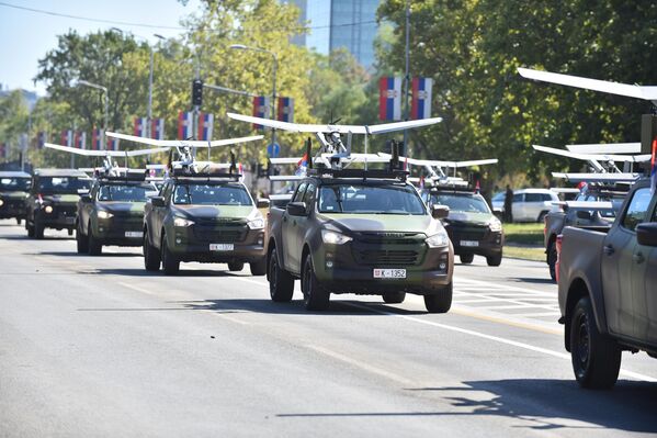 „Осице“, „комарци“, „шедоу 25“, „шедоу 50“ и „хермес 900“ — Војска Србије приказала широк спектар беспилотних летелица „Осице“, „комарци“, „шедоу 25“, „шедоу 50“ и „хермес 900“ — Војска Србије приказала широк спектар беспилотних летелица - Sputnik Србија