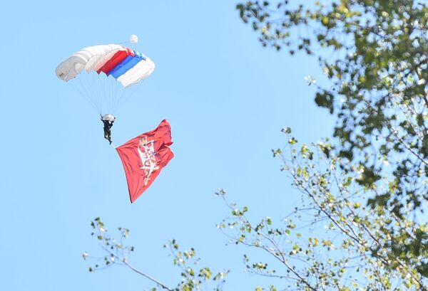 Велика војна парада „Снага јединства“, завршена је скоком падобранаца из хеликоптера Х-145, са висине између 1.500 и 2.000 метара. Велика војна парада „Снага јединства“, завршена је скоком падобранаца из хеликоптера Х-145, са висине између 1.500 и 2.000 метара. - Sputnik Србија