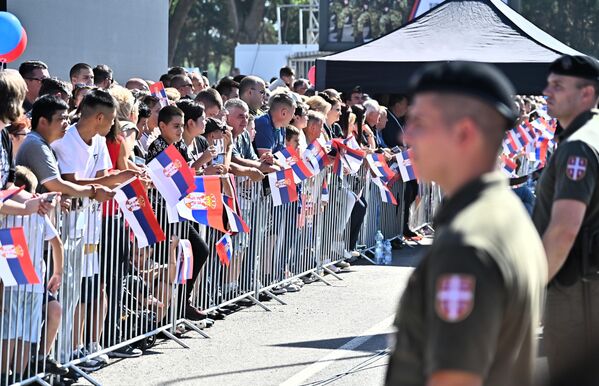 Параду „Снага јединства“ пратио је велики број грађана који су се испред Палате Србије сливали из свих праваца носећи заставе Србије, балоне у плавој, црвеној и белој боји. Параду „Снага јединства“ пратио је велики број грађана који су се испред Палате Србије сливали из свих праваца носећи заставе Србије, балоне у плавој, црвеној и белој боји. - Sputnik Србија