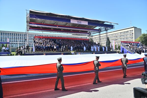 Након интонирања химне и развијањем српске тробојке дуга 300 метара и тешке 300 килограма почасном артиљеријском паљбом почела је парада „Снага јединства“ Након интонирања химне и развијањем српске тробојке дуга 300 метара и тешке 300 килограма почасном артиљеријском паљбом почела је парада „Снага јединства“ - Sputnik Србија