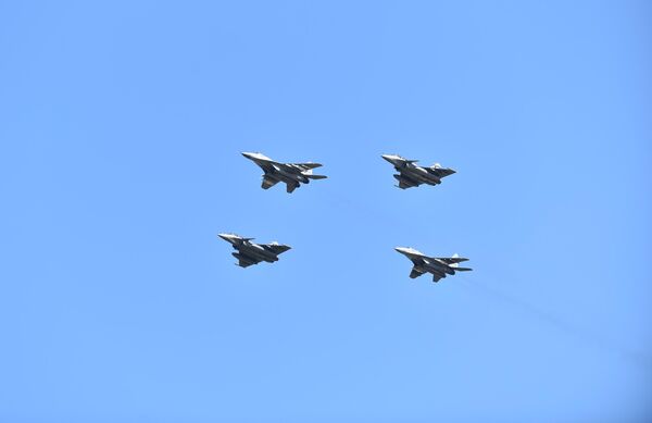 У налету ешалона ваздухопловних јединица, у којем су учествовала и два вишенаменска авиона рафал француског ратног ваздухопловства заједно са два српска мига. У налету ешалона ваздухопловних јединица, у којем су учествовала и два вишенаменска авиона рафал француског ратног ваздухопловства заједно са два српска мига. - Sputnik Србија