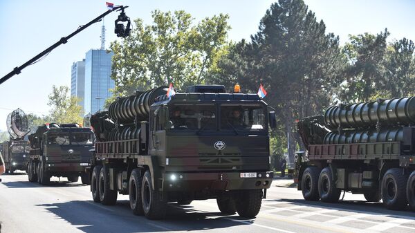 Продефиловали су ракетни систем ФК-3, артиљеријско-ракетни систем панцир-С1, ракетни систем С-125 нева М1Т, ракетни систем ХQ-17АЕ, ракетни систем мистрал, хибридни самоходни ПВО систем ПАСАРС, као и преносни ракетни систем за противваздухопловна дејства 9К38 шило. - Sputnik Србија