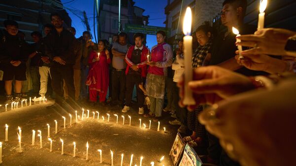 Породице настрадалих у протестима у Непалу пале свеће - Sputnik Србија